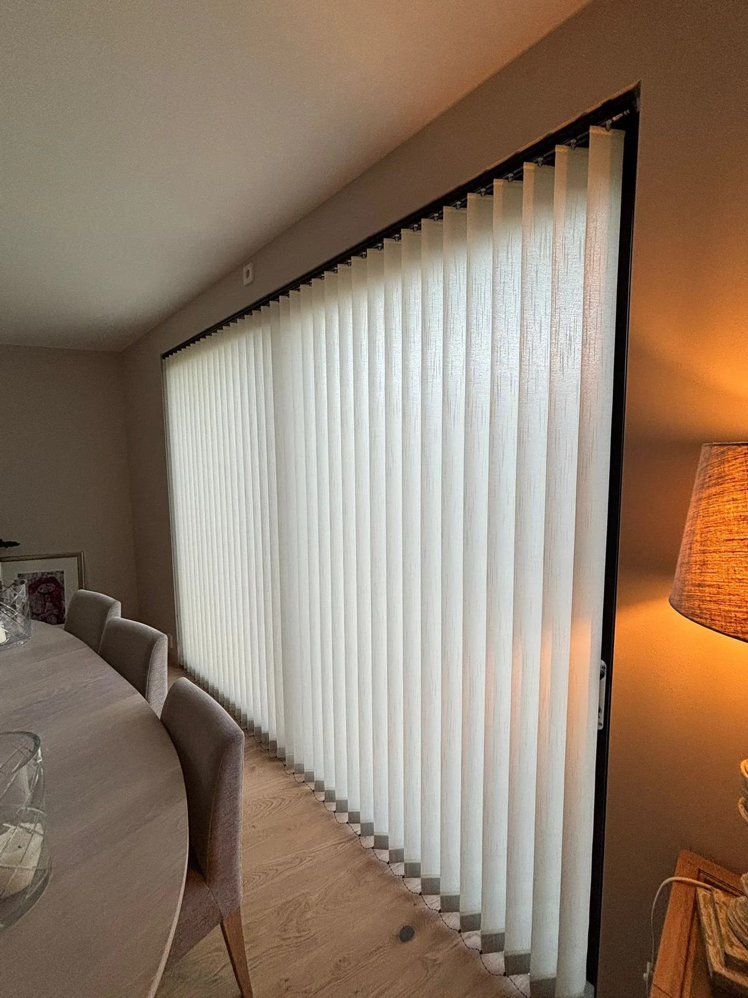 Lamellgardiner i moderne kontor