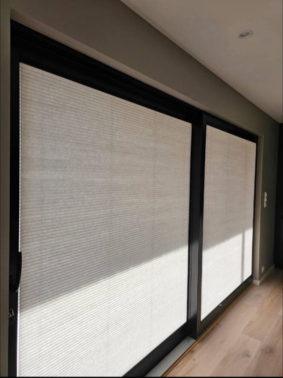 Nærbilde av plisségardin tekstur