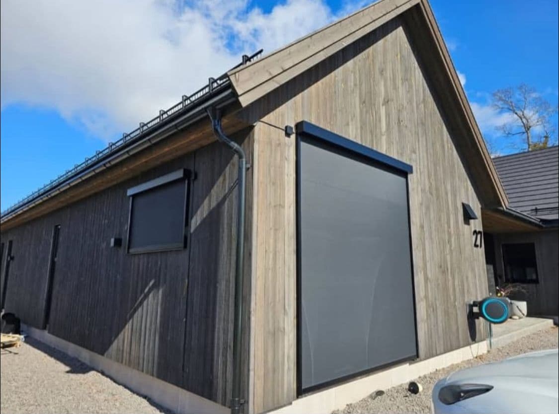 Screen montert på moderne fasade